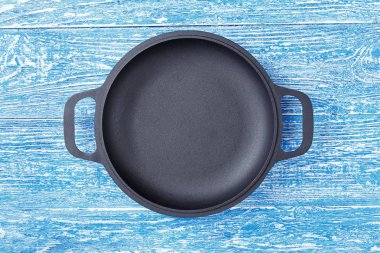 Ahşap arka plan üzerinde şiş