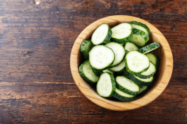 bir tabak içinde kıyılmış salatalık