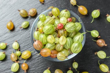 Siyah arka planda Bektaşi üzümü