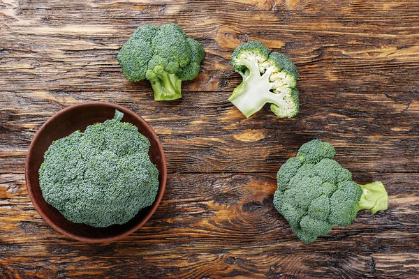 Brokoli dalam piring tanah liat — Stok Foto