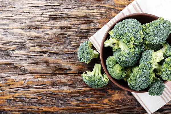 Brokoli segar di meja kayu tutup. Dengan ruang untuk teks — Stok Foto