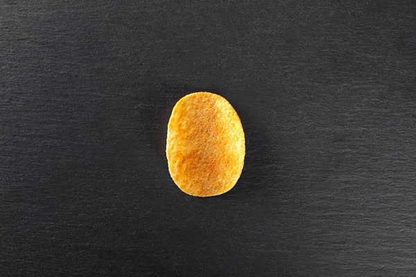 Potato chips on slate — Stock Photo, Image