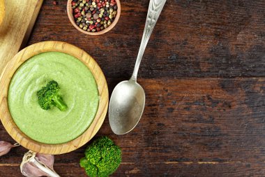 krem ahşap arka plan üzerinde brokoli çorbası