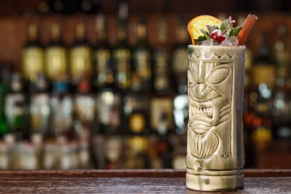 Exotischer Cocktail an der Bar im Tiki-Glas — Stockfoto