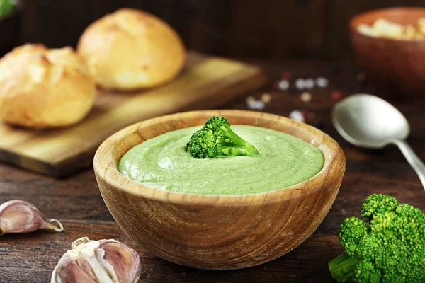 Brokoli çorbası yemek