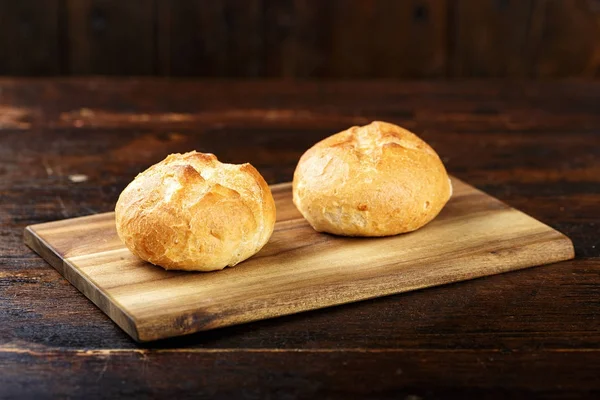 Weizenbrötchen auf Holzgrund — Stockfoto