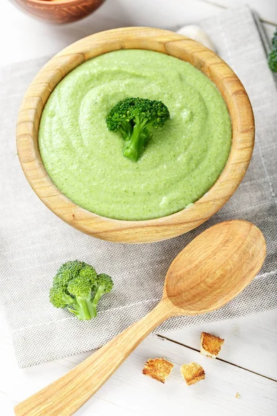 Kremalı brokoli çorbası bir ahşap plaka