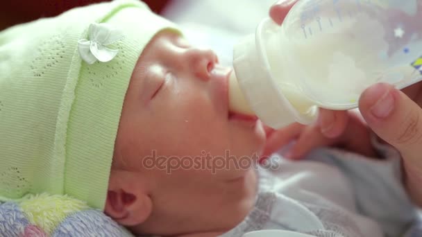 Neugeborenes frisst aus der Flasche — Stockvideo