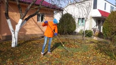 Kız sonbahar yaprakları kesintiler