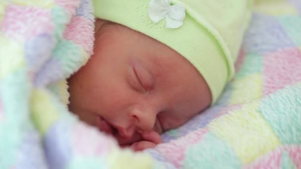 Новорожденный мальчик спит — стоковое видео