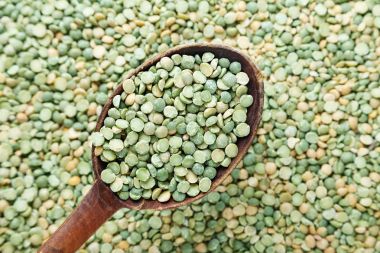 Tahta kaşıkta yeşil bezelyeler