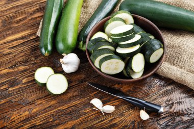 dilimlenmiş kabak ve bütün kabak gemide yalan.