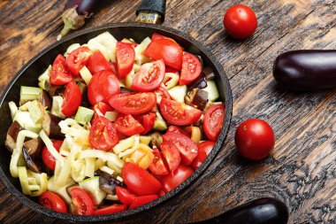 Baharat ve malzemelerin üzerine wo ile tavada doğranmış taze sebze