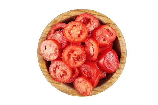 Corte tomates vermelhos em uma chapa de madeira — Fotografia de Stock