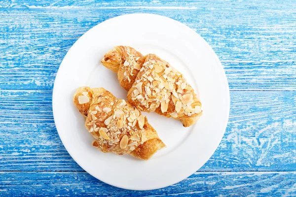 kruvasan badem kahvaltı ile