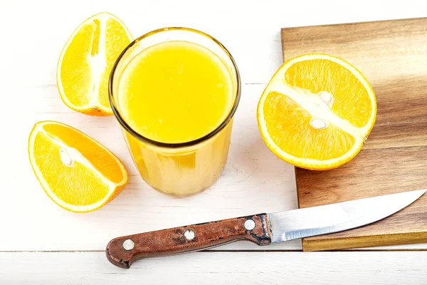 bir kesme tahtası üzerinde doğranmış portakal