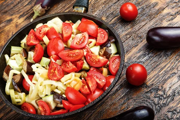 Baharat ve malzemelerin üzerine wo ile tavada doğranmış taze sebze