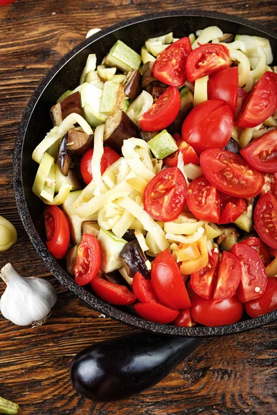 Нарезанные свежие овощи на сковороде со специями и ингредиентами — стоковое фото