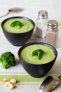 iki porsiyon brokoli çorbası Krem