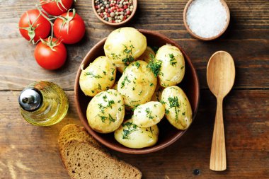 Genç haşlanmış patates