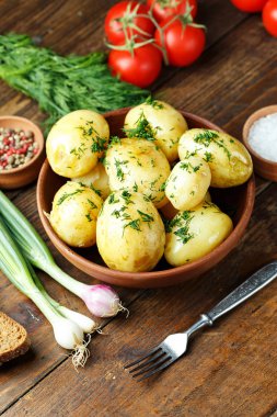 bir tabak içinde genç patates