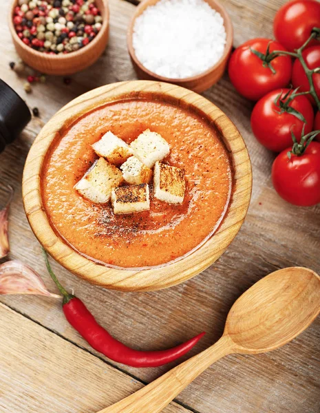 Zuppa di gazpacho in un piatto di legno — Foto Stock