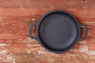 Yukarıdaki boş kızartma tavası görünümü