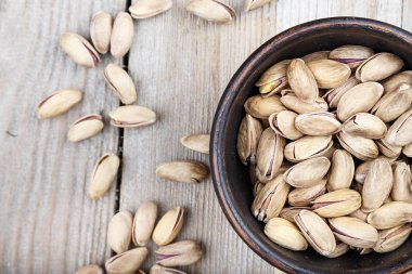 Ahşap arka planda yer fıstıkları