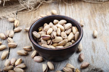 Fıstık bir kil plaka