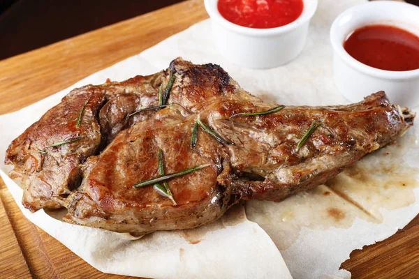 Bife de ribeye com molho — Fotografia de Stock