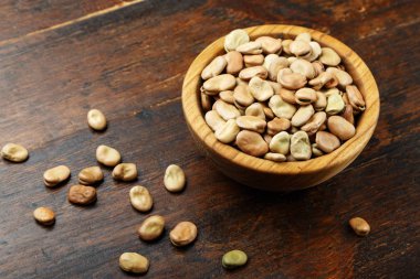 ahşap arka plan üzerinde ham fasulye