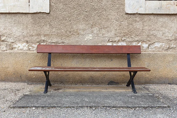 An empty bench against the wall — Stock Photo, Image
