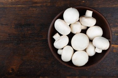 mantar petrol bir tabak içinde