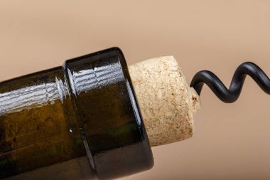 şişeyi bir tirbuşon ile açın