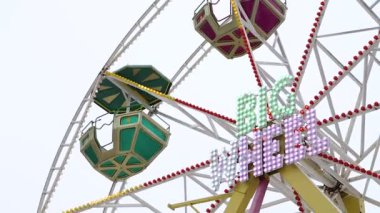 Çocuk atlıkarınca dönen