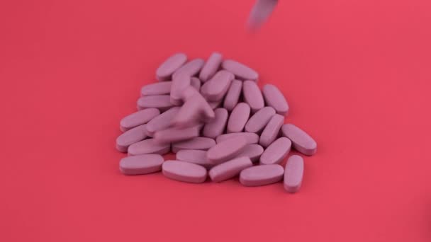Verspreide roze pillen — Stockvideo