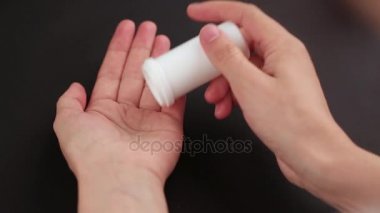 Doğum kontrol hapı şişe dışarı dökülen