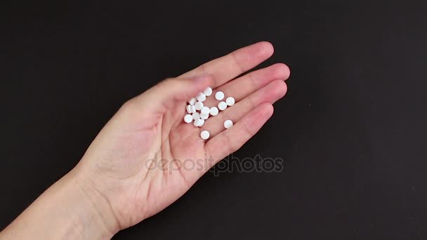 Muchas pastillas en la mano — Vídeo de stock