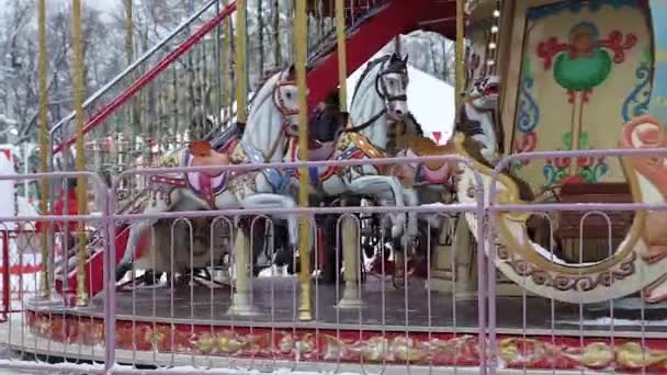 Рождественская карусель в парке — стоковое видео