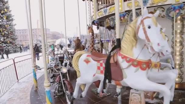 Nieuwe carrousel op het plein — Stockvideo
