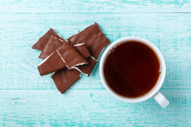 fincan çay ve çikolata