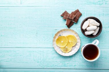 Limonlu çay ve bisküvi