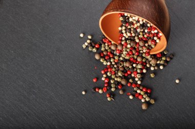 Siyah bir zemin üzerine çok renkli biber