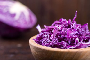 cuted mor lahana ahşap arka plan bir plaka üzerinde