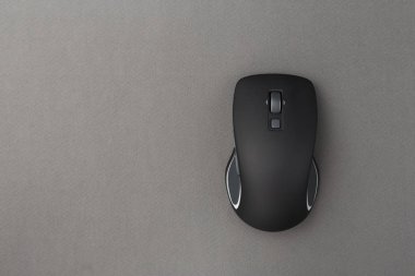 gri bir arka plan üzerinde kablosuz bilgisayar fare