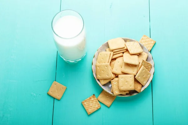 Здоровый завтрак стакан молока и крекеров, закрыть, вид сверху — стоковое фото