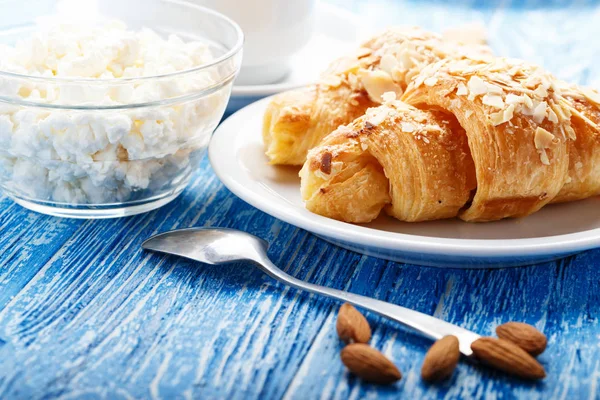 Mic dejun cu brânză și croissante — Fotografie, imagine de stoc