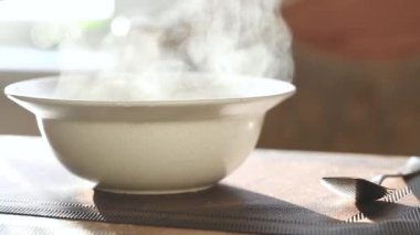 derin bir tabak içinde sıcak yemek