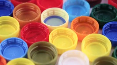 farklı renklerde birçok plastik kapaklar