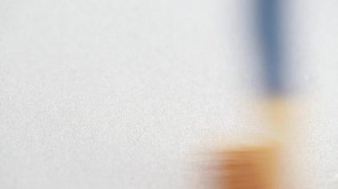 beyaz zemin üzerine boya fırçası